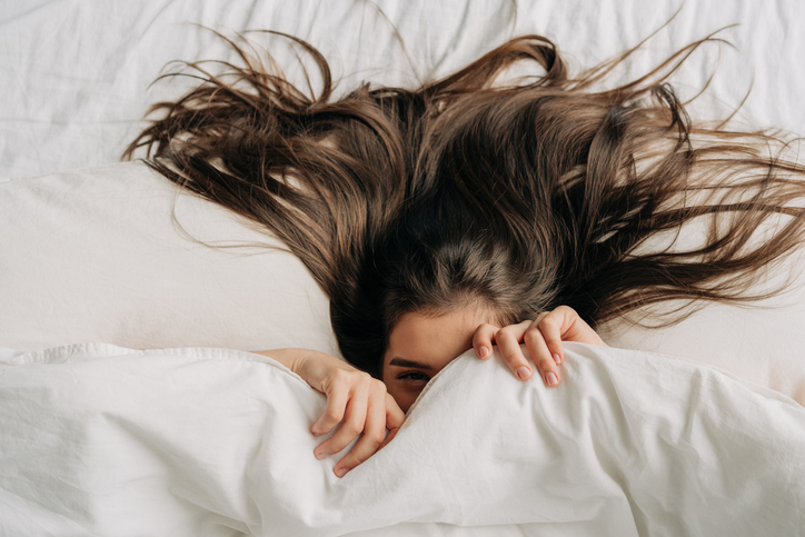 ragazza con capelli sciolti a letto