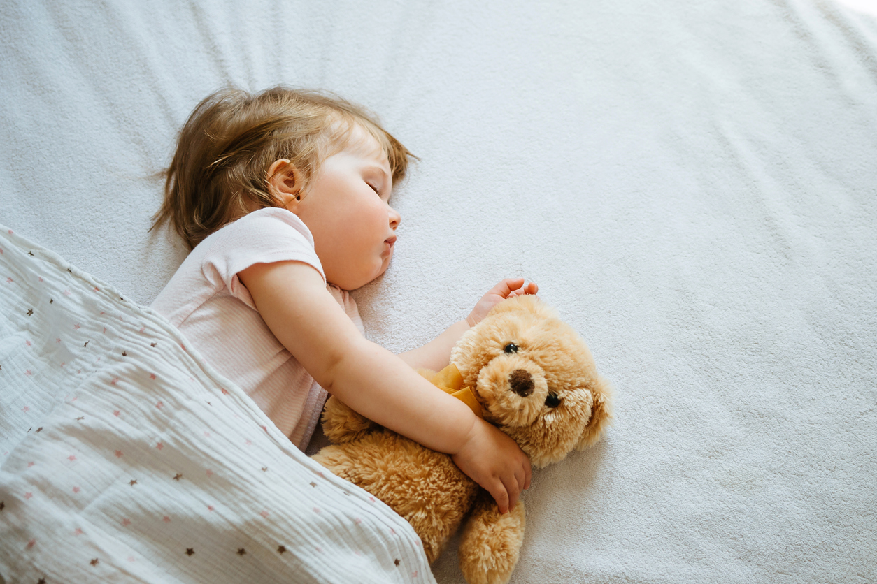 bambino dorme beato con orsacchiotto