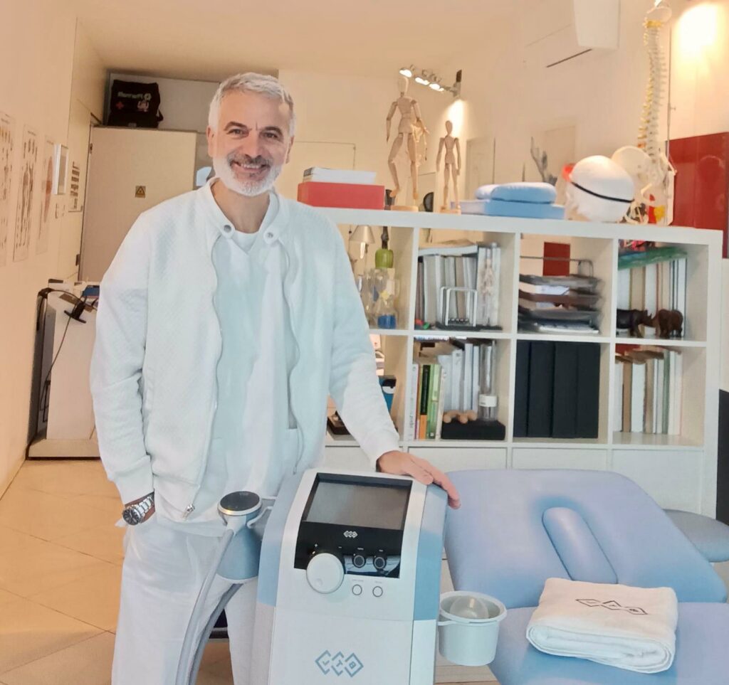 Carmine Cosentino fisioterapista nel suo studio